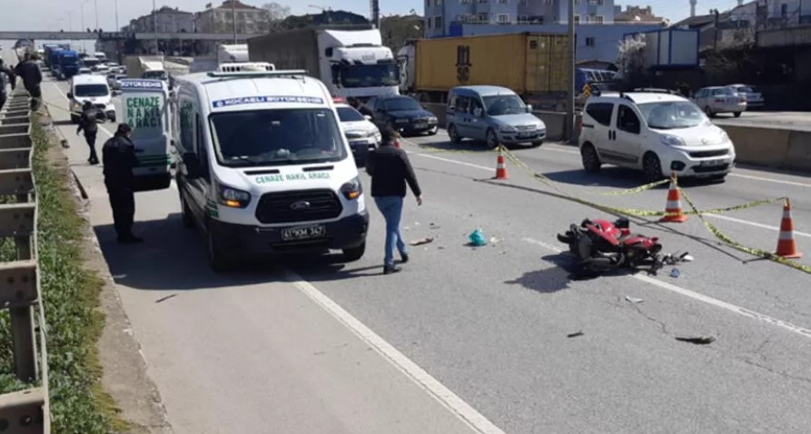 Devrilen motosikletteki 2 kişi TIR’ın altında kaldı: 1 ölü, 1 yaralı