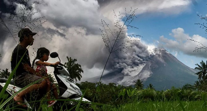 Merapi bir kez daha patladı