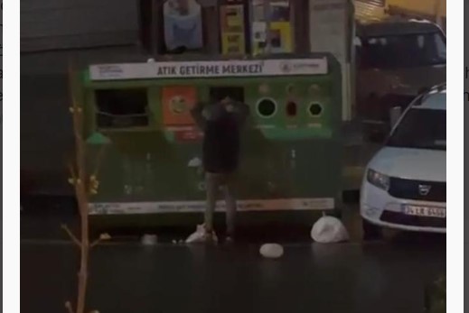Geri dönüşüm kutusuna girerek atıkları böyle çaldı