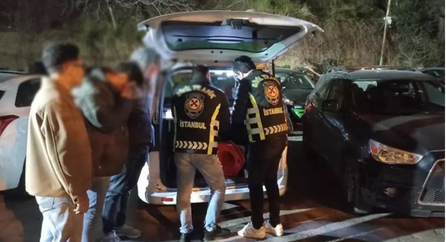 Galata’da hastane yolunu kesip halay çekmişlerdi! Yakalandılar