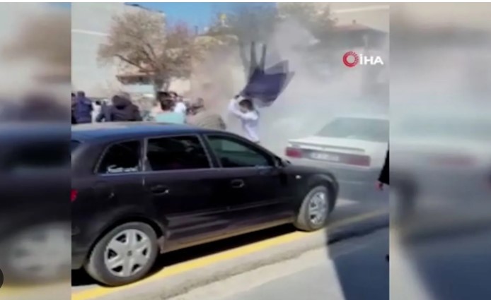 Belediye önünde kendini ateşe verdi: 6 Yaralı