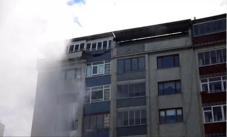 Su borusu patladı 7 katlı bina boşaltıldı! Göreni şoke eden manzara