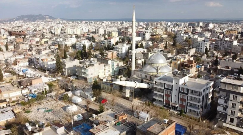 Minare evin üzerine devrildi