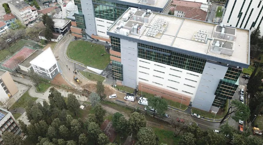 Marmara Üniversite yerleşkesinde göçük! 1 işçi yaralandı