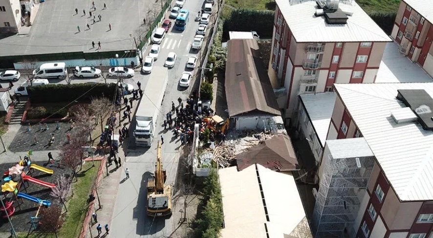 Hiranur Vakfı’nın kaçak binası yıkıldı