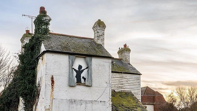 Gizemli sokak sanatçısı Banksy’nin eseri yıkıldı