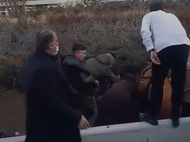 Liselilerin tekme ve yumruklu kavgası