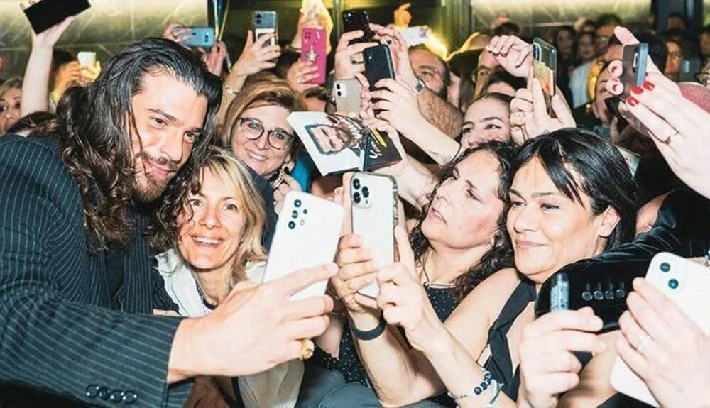 Can Yaman yardım projesi için İtalya turunda