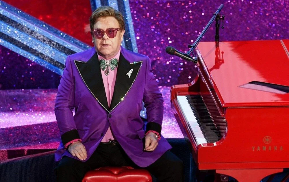 Elton John Kraliyet çiftine sırtını döndü
