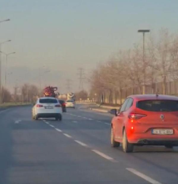Trafikte tehlikeli hareketler: Ne yaptığını kimse anlamadı