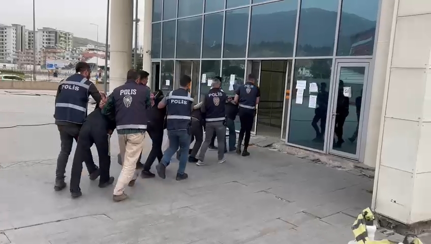 Hasarlı binalardan hırsızlık yapan 4 şüpheli yakalandı Hasarlı binalardan hırsızlık yapan 4 şüpheli yakalandı