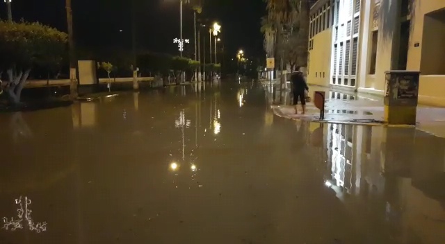 İskenderun’da deniz yükseldi, su baskını yaşandı! İskenderun’da deniz yükseldi, su baskını yaşandı!