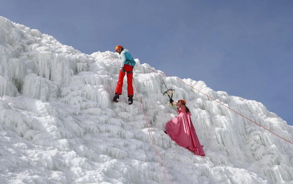 Rus turist en sevdiği elbisesiyle buz dağına tırmandı