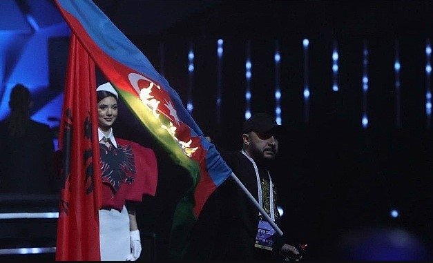 Ermenistan’da skandal! Azerbaycan bayrağını ateşe verdi
