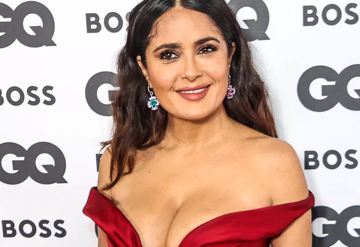 Salma Hayek sarı bikinisiyle şov yaptı!