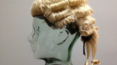 Eski zamanlarda hakim ve avukatlar neden peruk takıyordu?