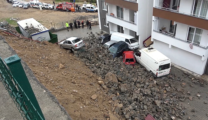 Depremden etkilenmeyen istinat duvarı yağmurda çöktü, araçlar hurdaya döndü