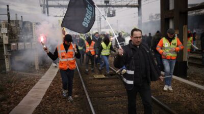 Fransa’da kriz bitmiyor: Büyük grev yarın