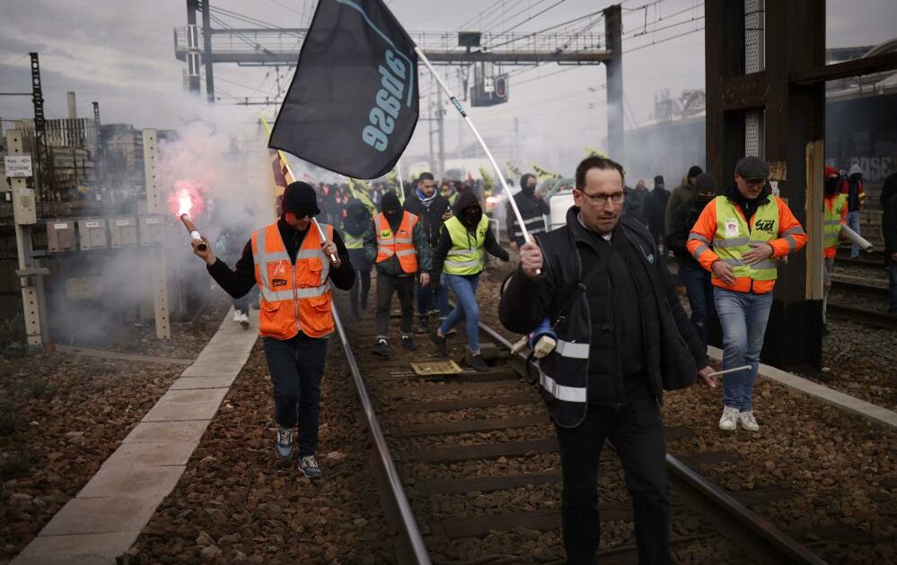 Fransa’da kriz bitmiyor: Büyük grev yarın