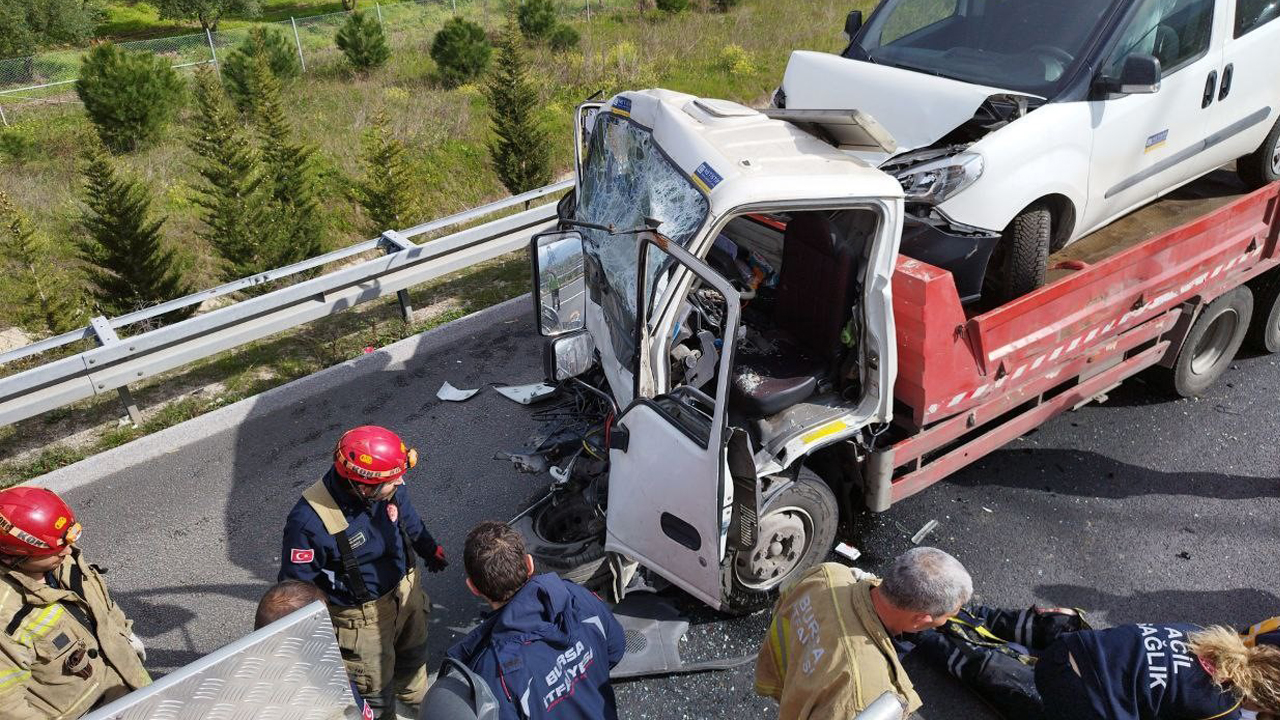 Bursa’da feci kaza: Çekici emniyet şeridinde kamyonete çarptı
