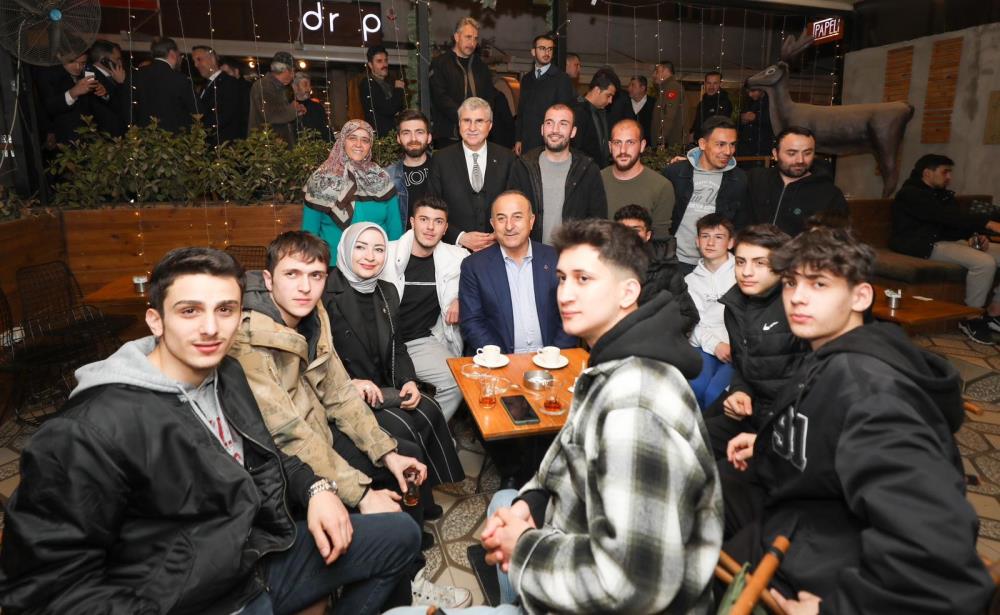 Bakan Çavuşoğlu depremzede ailelerle bir araya geldi