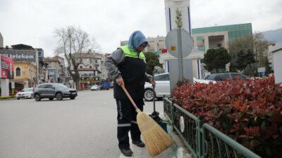 Gemlik’te sokakların temizliği kadınlara emanet