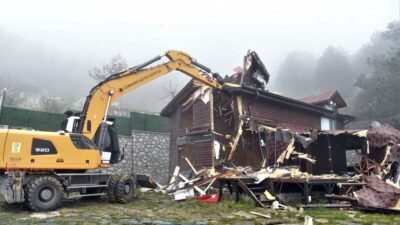Uludağ yolundaki kaçak villa yıkıldı