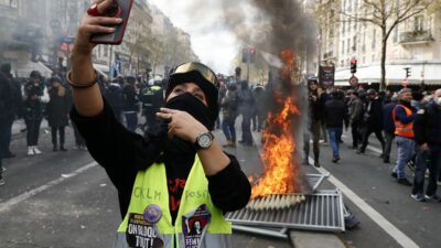 Fransa’da emeklilik reformuna karşı sokaklar yine karıştı