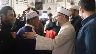 Ali Erbaş Bursa Ulu Camii’nde teravih namazı kıldırdı