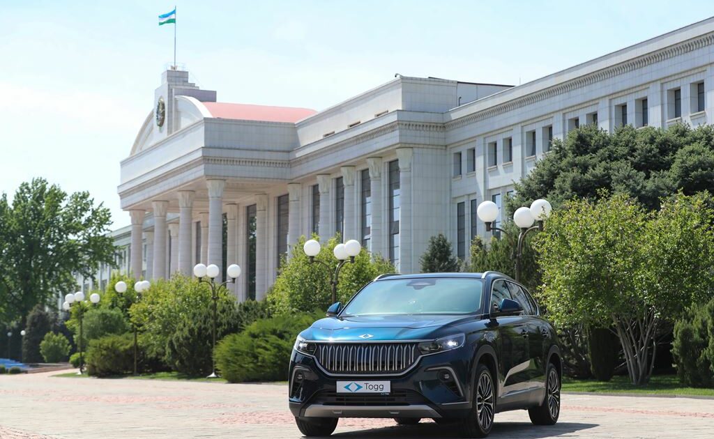 Özbekistan Cumhurbaşkanı yerli otomobil Togg’u teslim aldı