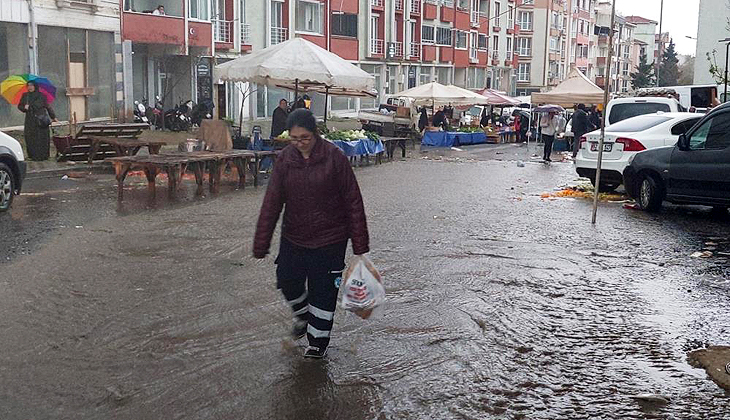 Tekirdağ’da şiddetli yağış: Sokaklar dereye döndü