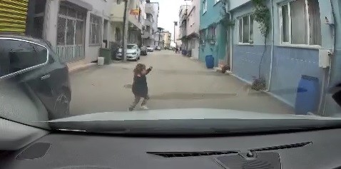 Bursa’da ölüme beş kala… Yola atlayan çocuk kılpayı kurtuldu! Bursa’da ölüme beş kala… Yola atlayan çocuk kılpayı kurtuldu!