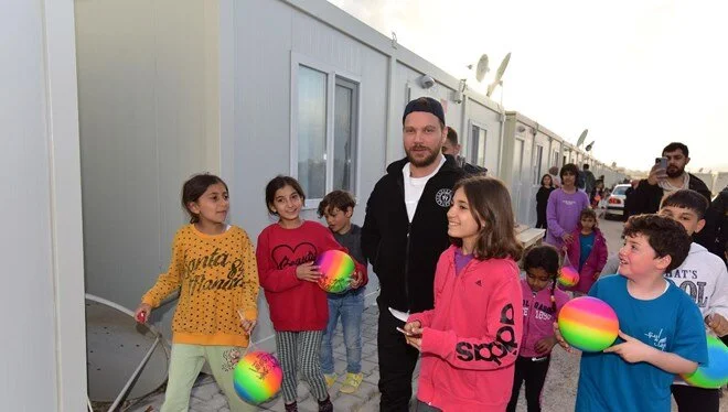 Sinan Akçıl depremzede çocuklarla bir araya geldi