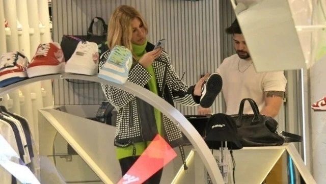 Çağla Şıkel fiyatı görünce şok oldu Çağla Şıkel fiyatı görünce şok oldu