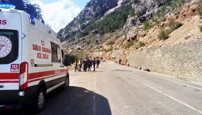 Adana’da 4 öğretmen üzerine kaya devrilen otomobilde hayatını kaybetti