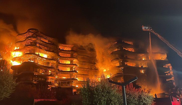 İzmir’de bir sitede büyük yangın!