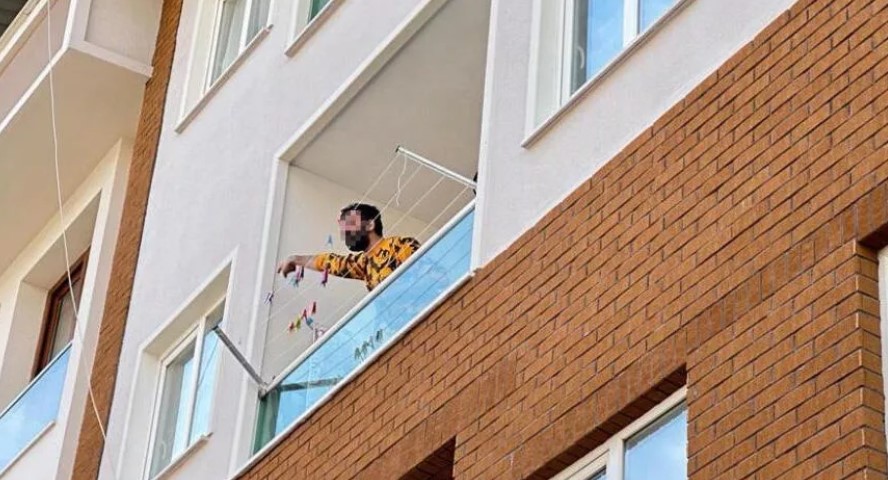 Başına dayadığı tüfekle mahalleyi ayağa kaldırdı