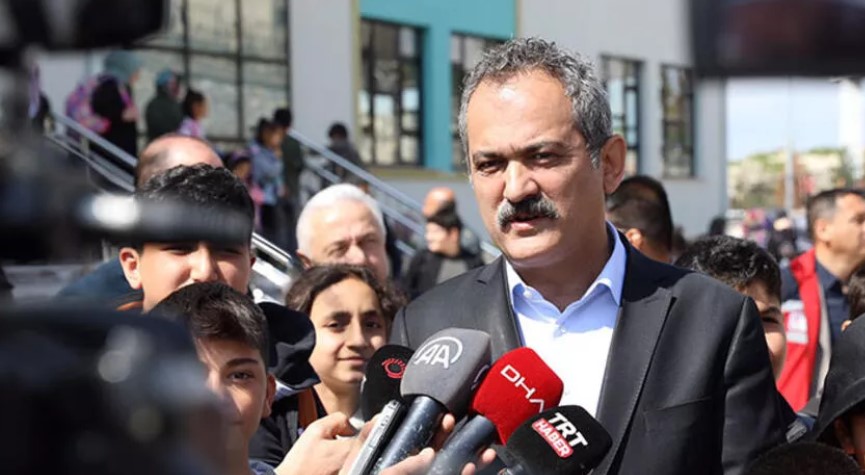 Bakan Özer: Tüm okullarımızı kütüphaneye kavuşturduk Bakan Özer: Tüm okullarımızı kütüphaneye kavuşturduk