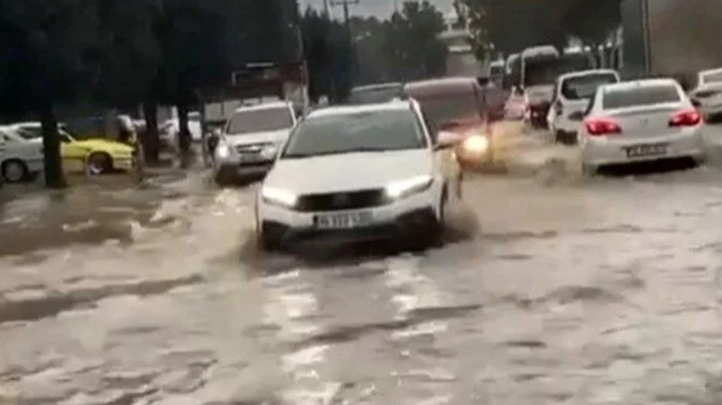 İzmir’de sağanak: Yollar göle döndü