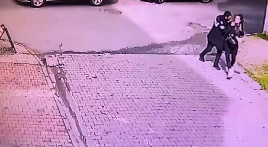 Kendisinden kaçan kadını sokakta yakaladı, saçından tutup yumruk attı
