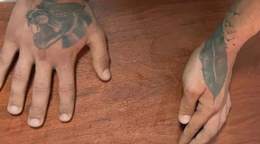 Gaspçı yüzünü maske ile kapattı ancak elindeki dövmeden yakalandı