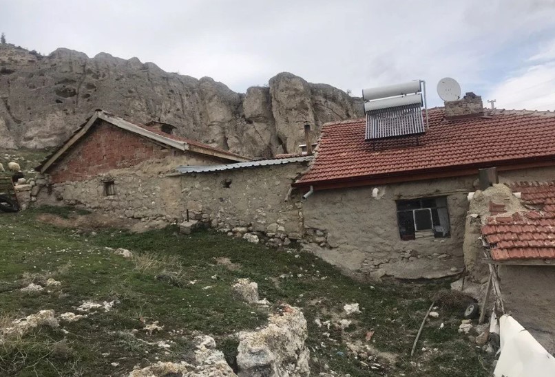 Dağdan kopan dev kayalar yerleşim yerine geldi