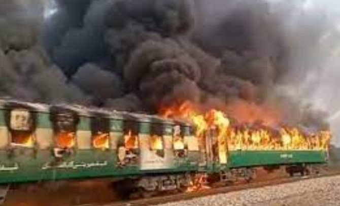 Pakistan’da trende yangın: 7 ölü Pakistan’da trende yangın: 7 ölü