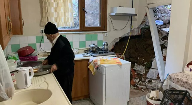 Rize’deki heyelanda toprak ve kayalar mutfak duvarını yıktı Rize’deki heyelanda toprak ve kayalar mutfak duvarını yıktı
