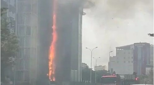 İş merkezinde yangın! Alevler binayı kapladı