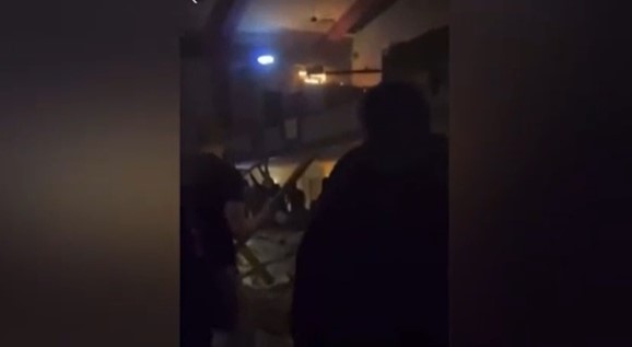 Konser salonunun çatısı bir anda çöktü!