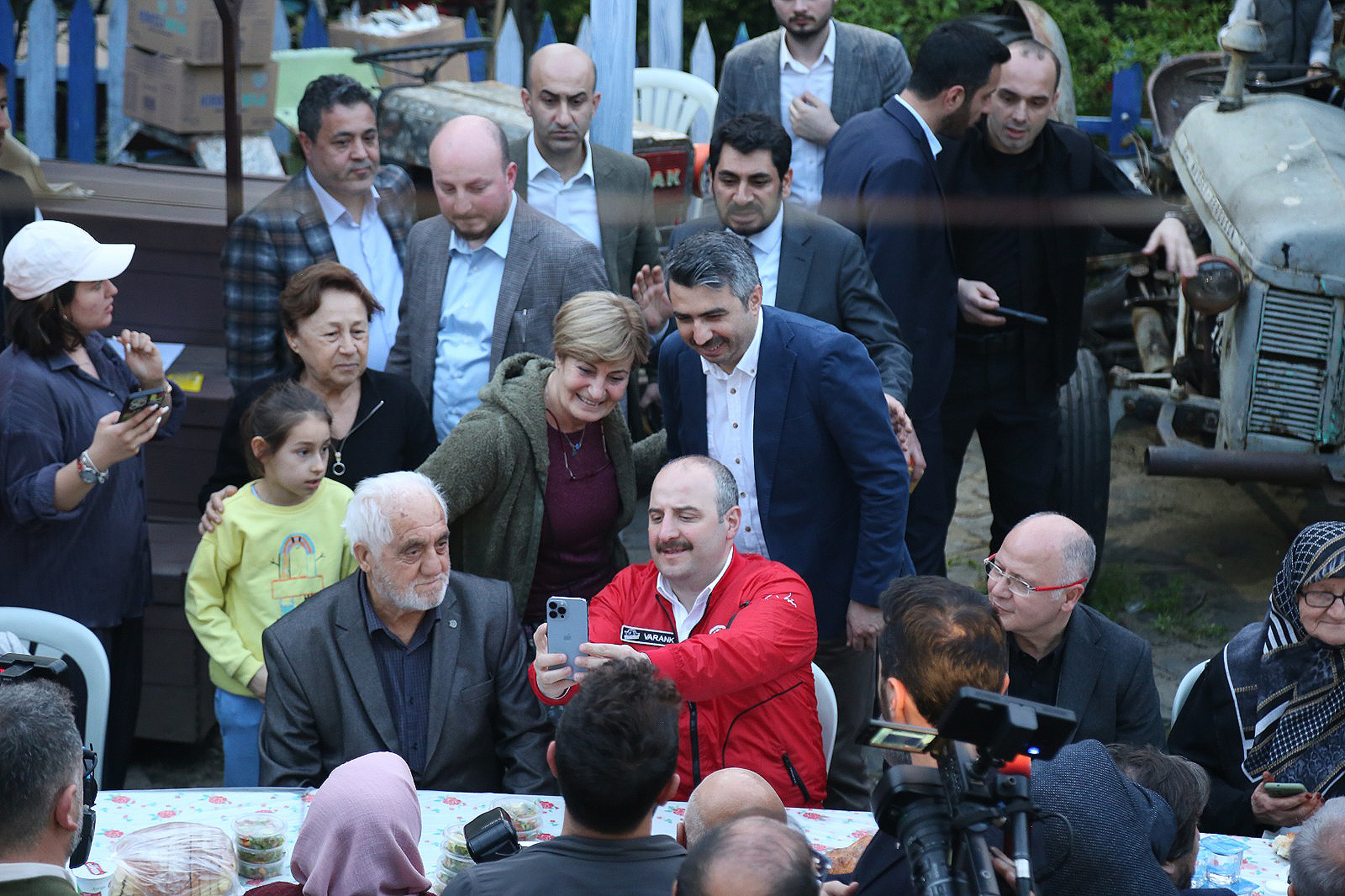 Bakan Varank Cumalıkızık’ta iftar yaptı