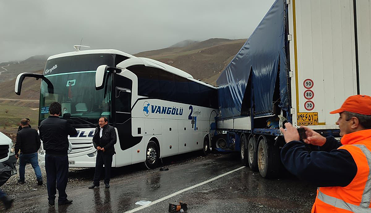 Yolcu otobüsü, karşı yönden gelen TIR ve minibüsle çarpıştı: 3 ölü, 7 yaralı