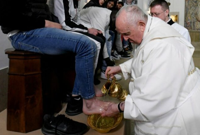 Papa Francis 12 genç mahkumun ayaklarını yıkayıp öptü