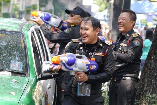 Tayland başbakanı su savaşına katıldı